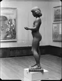 SKULPTUR: FLICKA LEKER MED VATTEN