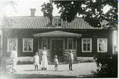 Rytterne sn, Västerås, Hässelby.
Hässelby 2:1. Familjen Käck framför bostaden, 1917.