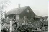 Rytterne sn, Västerås, Stenby.
Stenby 1:1. Familjen Eriksson framför bostaden, 1917.