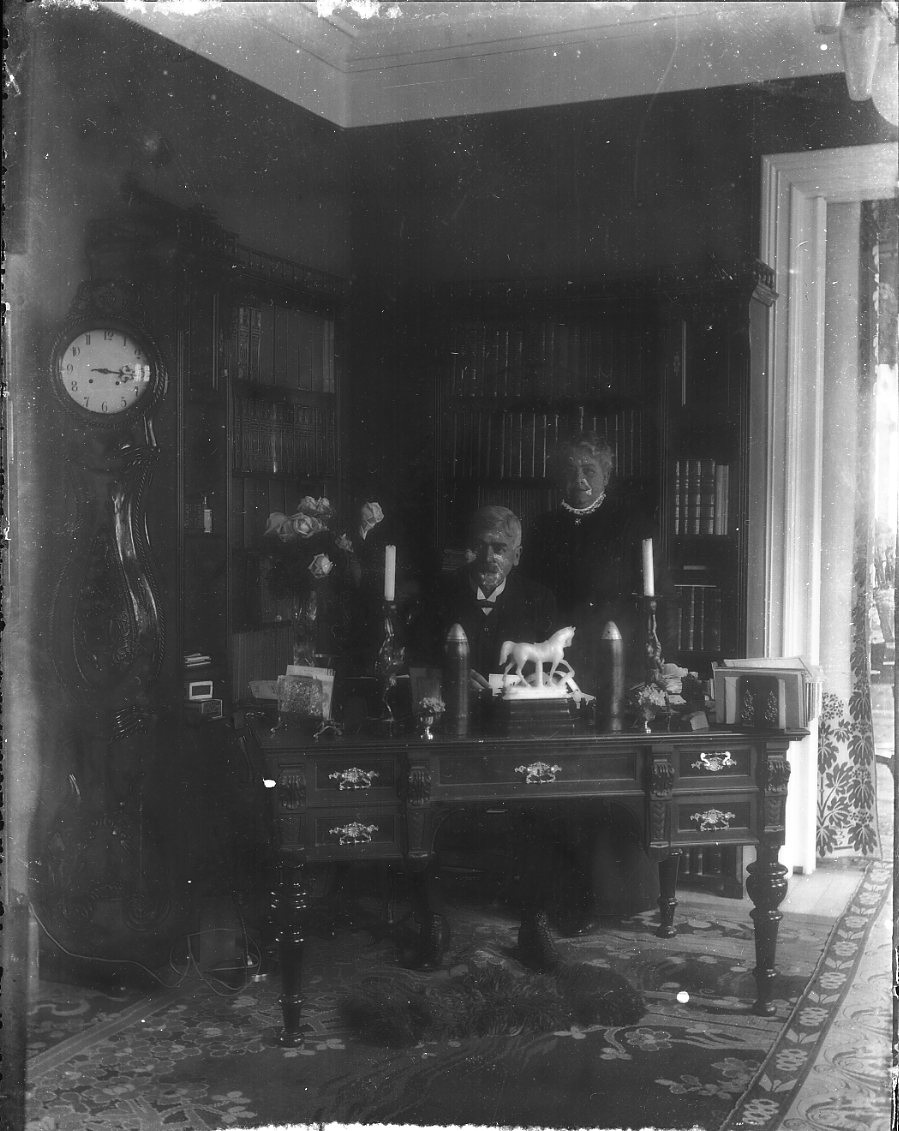 Calla Helena Sundbeck, Interior of the Lindholmer family. The town doctor Lindholmer sits at the desk and the wife Svea stands next to him.