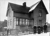 Exteriör. Huset låg på Östermalm (57), kv Lokföraren 5, Thulegatan. Husen i området uppfördes ca 1905 av järnvägstjänstemän som bildat en egnahemsförening. Huset ägdes av familjen Dahllöf men på bilden syns familjen Löfgren, som hyrde övervåningen.