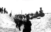 Tågurspårning med plogtåg i Backa vid Väröbacka den 8 februari 1900. Snöbild.