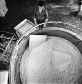 Man i arbete vid hydropulper PM 1, 2 och 3 på pappersbruket Papyrus i Mölndal, 8/10 1968.