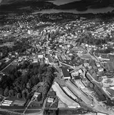 Flygfoto över pappersbruket Papyrus fabriksområde i Mölndal, 9/6 1969. I bildens kant till höger om fabriksbyggnaderna syns en del av Yngeredsfors fruktodlingar.