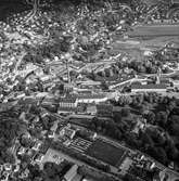 Flygfoto över pappersbruket Papyrus fabriksområde i Mölndal, 9/6 1969. Ovanför fabriksbyggnaderna syns Yngeredsfors fruktodlingar.