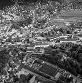 Flygfoto över pappersbruket Papyrus fabriksområde i Mölndal, 9/6 1969. Ovanför fabriksbyggnaderna syns Yngeredsfors fruktodlingar.