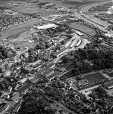 Flygfoto över pappersbruket Papyrus fabriksområde i Mölndal, 9/6 1969. Till vänster om fabriksbyggnaderna syns Yngeredsfors fruktodlingar.