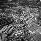 Flygfoto över pappersbruket Papyrus fabriksområde i Mölndal, 9/6 1969. Till höger om fabriksbyggnaderna syns Yngeredsfors fruktodlingar.