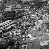 Flygfoto över pappersbruket Papyrus fabriksområde i Mölndal, 9/6 1969. Nedanför fabriksbyggnaderna syns Yngeredsfors fruktodlingar.