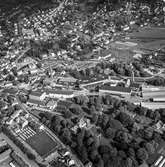 Flygfoto över pappersbruket Papyrus fabriksområde i Mölndal, 9/6 1969. Ovanför fabriksbyggnaderna syns Yngeredsfors fruktodlingar.