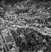 Flygfoto över pappersbruket Papyrus fabriksområde i Mölndal, 9/6 1969. Ovanför fabriksbyggnaderna syns Yngeredsfors fruktodlingar.