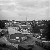 Vy över pappersbruket Papyrus fabriksområde på kvällen. Mölndal, 2/7 1970.