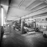 Man i arbete vid maskin på pappersbruket Papyrus i Mölndal, 8/9 1970.