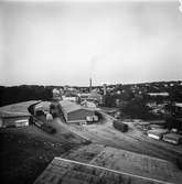 Vy över pappersbruket Papyrus fabriksområde på kvällen. Mölndal, 8/9 1970.