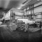 Man i arbete vid maskin på pappersbruket Papyrus i Mölndal, 8/9 1970.