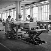 Kvinnor i arbete med att sortera papper på pappersbruket Papyrus i Mölndal, 8/9 1970.