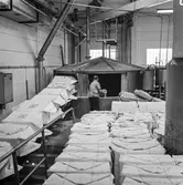 Pappersbruket Papyrus i Mölndal, 8/9 1970. Man i arbete på PM 5 pulper. Byggnad 9a.