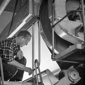 Anton Tingstedt i arbete vid maskin på pappersbruket Papyrus i Mölndal, 23/9 1970.