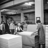 Fabriksvisning för Papyrus anställdas anhöriga. Pappersbruket Papyrus i Mölndal, 10/10 1970.