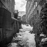 Mölndalsån, uppströms Forsebron i Mölndal, 26/10 1970. Byggnaden närmast till höger är Stora Götafors.