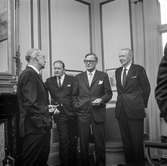 Utdelning av minnesgåvan vid pappersbruket Papyrus 75-årsjubileum. Middag på Villa Papyrus i Mölndal, 31/10 1970.