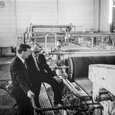 Papyrus direktör William Tibell och en annan man står vid pappersmaskin på pappersbruket Papyrus i Mölndal 14/12 1970.