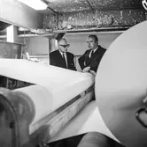 Pappersbruket Papyrus direktör William Tibell och en annan man står vid maskin på Papyrus i Mölndal, 14/12 1970.