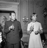 Pappersbruket Papyrus får besök av en kinesisk handelsdelegation. Villa Papyrus i Mölndal, 24/9 1971.