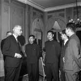 Pappersbruket Papyrus får besök av en kinesisk handelsdelegation. Villa Papyrus i Mölndal, 24/9 1971.