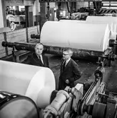 Två män står vid maskin på pappersbruket Papyrus i Mölndal, 8/5 1972.