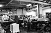 Män i arbete vid skärmaskin på pappersbruket Papyrus i Mölndal, hösten 1970. Skärsalen, tredje våningen? Byggnad 18.