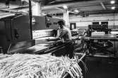 Man i arbete vid skärmaskin på pappersbruket Papyrus i Mölndal, hösten 1970. Skärsalen, byggnad 18, våning 3.