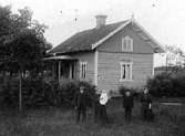 FAMILJEN FRAMFÖR BOSTADSHUSET.