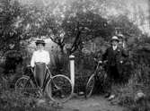 RIKARD OCH ESTER, BARN TILL KARL GUSTAVSSON MED CYKLAR I TRÄDGÅRDEN.