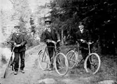 TRE MÄN PÅ CYKELTUR.
MÄNNEN TILL VÄNSTER OCH HÖGER FRÅN TUBBERUD.