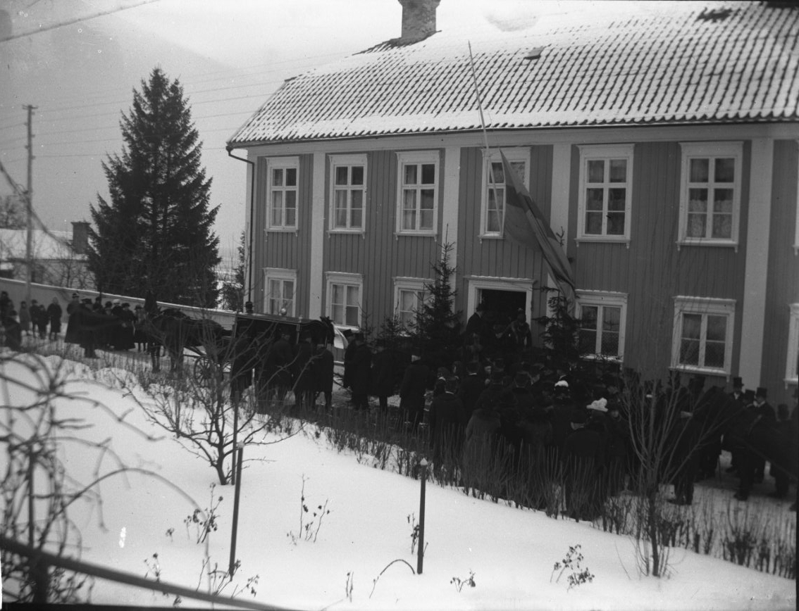 Hedvig Mathilda Allard, Ett begravningsfölje utanför Prästgården en vinterdag.