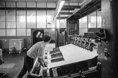 Man i arbete vid maskin på pappersbruket Papyrus i Mölndal, hösten 1970.