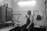 Man i arbete vid mätinstrument på pappersbruket Papyrus i Mölndal, hösten 1970.