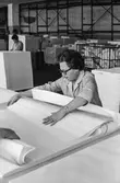 Kvinna i arbete med att sortera papper på pappersbruket Papyrus i Mölndal, hösten 1970.