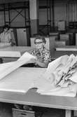 Kvinna i arbete med att sortera papper på pappersbruket Papyrus i Mölndal, hösten 1970.