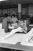 Kvinnor i arbete med att sortera papper på pappersbruket Papyrus i Mölndal, hösten 1970.