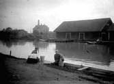 KVINNOR SOM SKÖLJER TVÄTT I GÖTA KANAL I TÖREBODA. 
OKT. 1914.