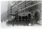 Brandmän och befäl uppställda utanför brandstationen/polisstationen i Västerås, 1917.