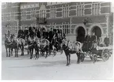 Brandmän och befäl uppställda för mönstring, utanför brandstationen/polisstationen i Västerås, c:a 1907.