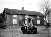 Bostadshuset på gården Horsklippan i Lyrestads socken (Lars Anderssons gård). 
Albin Andersson och hans hustru Anna samt Annas mor Lovisa med barnen Lars, som står emellan Albin och Anna, samt Sven. 

Nvarande adress Solbergavägen 53.
Huset ser idag inte ut riktigt på samma sätt. Det fick en ny, större veranda och balkong 1952. Huset byggdes 1865 och har haft följande ägare:
1865 - 1872 Okänd
1872 - 1874 Klara Lovisa Nilsdotter
1874 -1887 Anna Lovisa Klasdotter
1887 -1888 Klas Bengtsson
1888 - 1895 Gerda Klasdotter, Henrik Martin Klasson, Johan Elias Klasson, Lydia Sofia Klasdotter.
1895 - 1906 Johan Elias Klasson
1906 -1906 Carl Muhr
1906 - 1944 Albin o Anna Andersson
1944 -1989 Lars o Inga Andersson
1989 - 1996 Systrarna Helena Lönngren, Christina Bruhn, Annika Kvarth
1996 -           Stig o Helena Lönngren
På bild A77524 finns förutom Albin Andersson och hans hustru Anna även barnen Maja, Nils och Erik samt Annas mor Lovisa.
På bild A78527 finns även barnen Maja, Nils och Erik med.