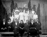 LUCIA MED TÄRNOR PÅ KRETSMÖTE I GÅRDSJÖ, SANNOLIKT I TEMPLARORDENSLOKAL. 
LÄNGST FRAM SITTER NÅGRA DAMER OCH HERRAR