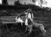 INSPEKTOR SCHÃœTZ DÖTTRAR MED HUND I TRÄDGÅRDEN.