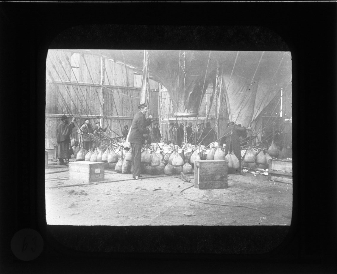 Jonas Stadling, The balloon The eagle is filled. Sandbags keep it in place. Closest in picture Celsing to help keep the balloon in place. In the background, Strindberg. It’s possibly July 11th.
