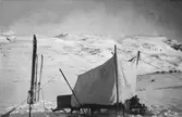 Uppspänt tält på kälke s.k. tältkälke  i snöigt fjällandskap. Forskningsresan som leddes av meteorogen Johan Wilhem Sandström i beskrivs av den då 19-åriga systerdottern och medhjälparen Thea Ahlberg i STF.S Årsbok 1928:

