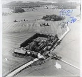 Skerike sn, Västerås.
Flygfoto över gårdar söder om kyrkan, 1970.